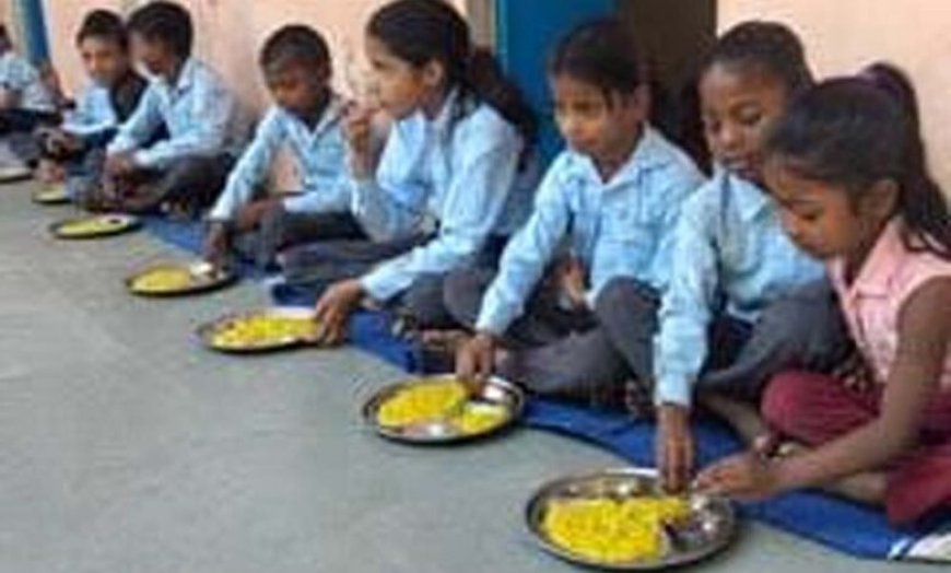 यूपी में MDM रसोइयों की रिटायरमेंट उम्र 62 साल तय करने की तैयारी, सेवा नियमावली बनेगी