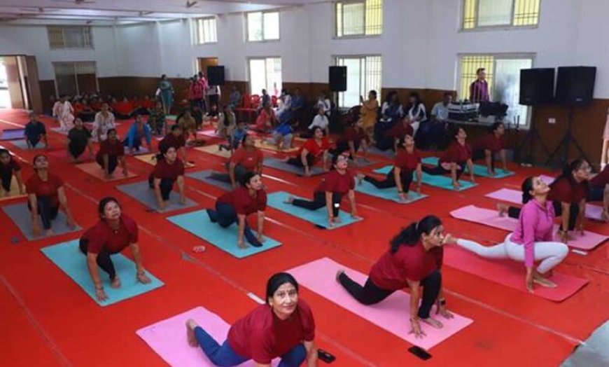 अंतर्राष्ट्रीय योग दिवस पर पुलिस परिवार ने किया सामूहिक योगाभ्यास