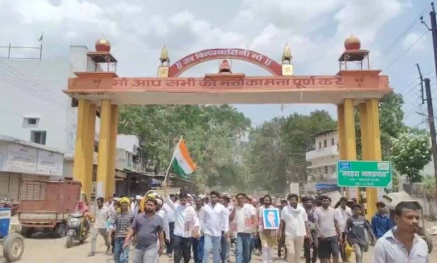 स्वास्थ्य, सड़क और बिजली की मांग को लेकर कलेक्ट्रेट पहुंचे 52 गांवों के आदिवासी और कांग्रेसी