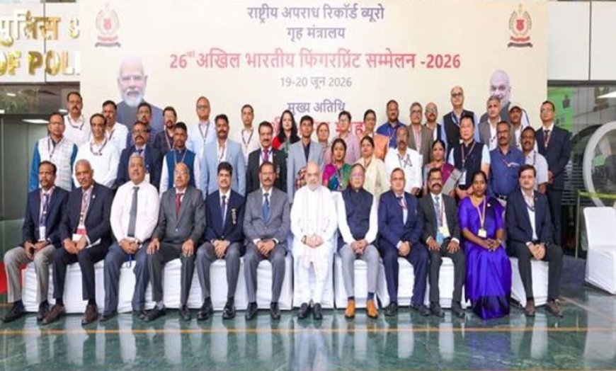 डीजीपी  कैलाश मकवाणा से राष्ट्रीय स्तर पर सम्मानित फिंगरप्रिंट विशेषज्ञ निरीक्षक योगेन्द्र साहू ने की सौजन्य भेंट