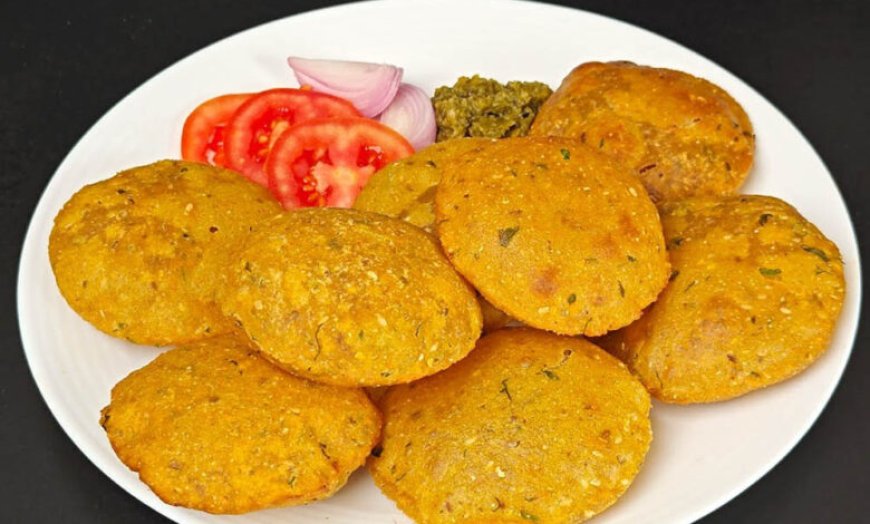 सादी पूड़ी छोड़िए, इस बार बनाएं हलवाई स्टाइल खस्ता आलू-प्याज की पूड़ी, हर कोई करेगा तारीफ