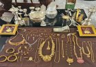 कर्नाटक में लोकायुक्त का बड़ा एक्शन! कृषि अधिकारी पुष्पा के घर छापे में सोना-नकदी बरामद, जांच जारी