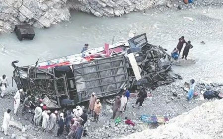 पाकिस्तान में बड़ा सड़क हादसा, खाई में गिरी ओवरलोडेड बस; 40 लोगों की मौत
