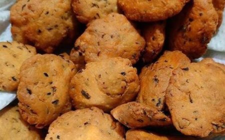 अजवाइन और कसूरी मेथी से बनी कुरकुरी मठरी, एक बार बनाएं और महीनेभर करें स्टोर
