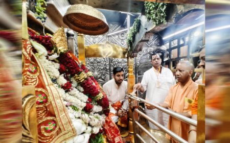 मुख्यमंत्री योगी ने मां विंध्यवासिनी के दरबार में की पूजा-अर्चना