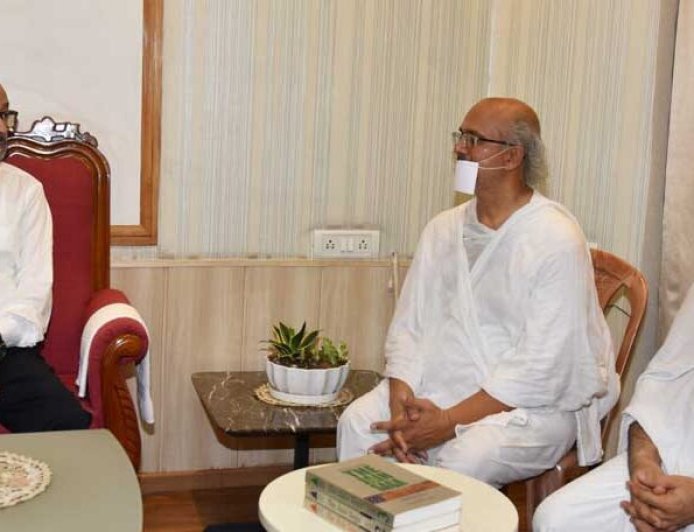 राज्यपाल डेका से सर्वाेदय शांति पदयात्रा के संतों ने की सौजन्य भेंट