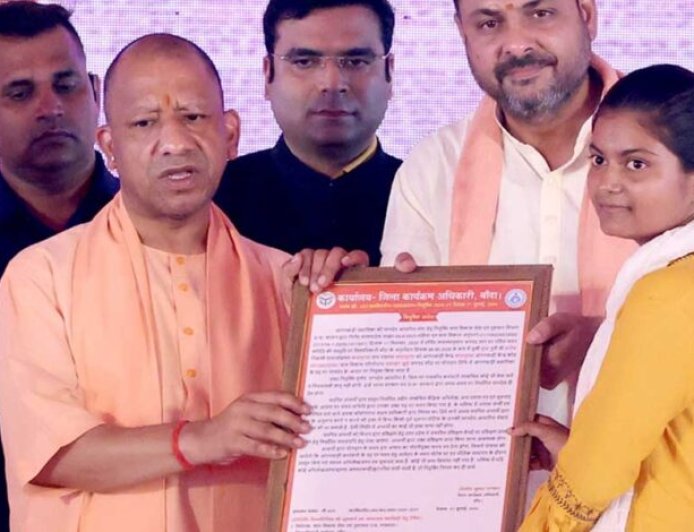 मुख्यमंत्री ने दो महिलाओं को आंगनबाड़ी सहायिका पद के लिए दिए नियुक्ति पत्र