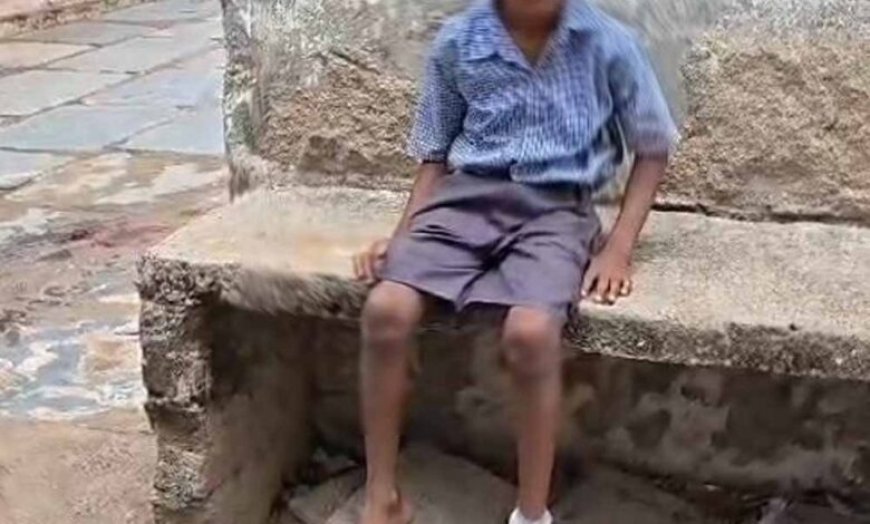 धमतरी स्कूल में शराब की टूटी बोतल से घायल हुआ छात्र, ग्रामीणों का फूटा गुस्सा, कार्रवाई की मांग