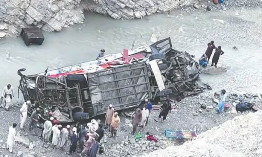 पाकिस्तान में बड़ा सड़क हादसा, खाई में गिरी ओवरलोडेड बस; 40 लोगों की मौत