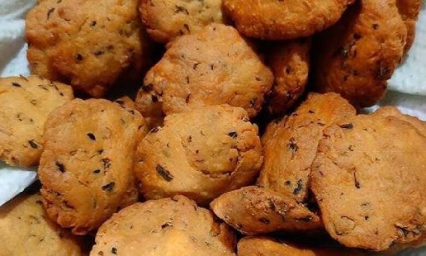 अजवाइन और कसूरी मेथी से बनी कुरकुरी मठरी, एक बार बनाएं और महीनेभर करें स्टोर