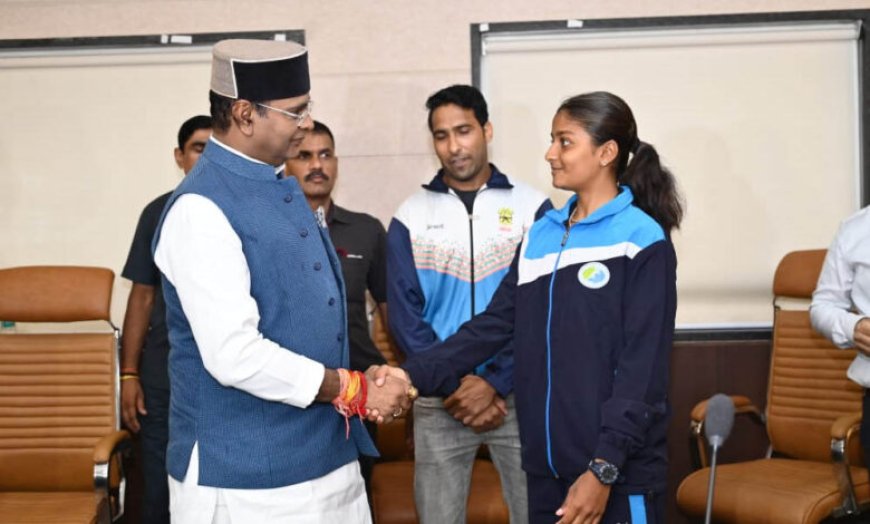 एशियन गेम्स के लिए क्वालीफाई करने वाले खिलाड़ियों से टी.टी. नगर स्टेडियम में मिले मंत्री सारंग
